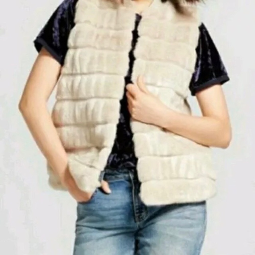 A new day faux fur vest! Super soft!! Off white.3x